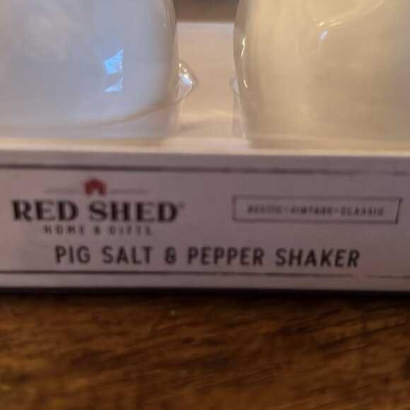 Red Shed Pig Salt and Pepper Shaker Set - Picture 6 of 7